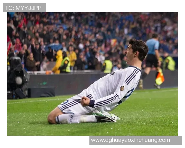 外国人拆解C罗足球球星卡,揭秘收藏背后的价值与意义 外国人拆解C罗足球球星卡,揭秘收藏背后的价值与意义