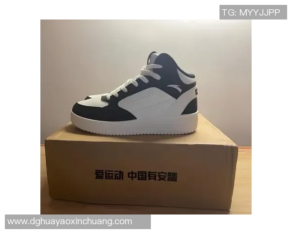 高帮足球鞋球星穿搭大赏,经典与创新交织的运动时尚之选 高帮足球鞋球星穿搭大赏,经典与创新交织的运动时尚之选